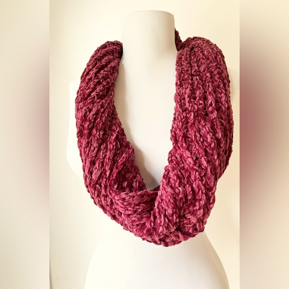 NWT Capelli of New York Knit Infinity Scarf in Beautiful Burgundy Wine Color - Picture 3 of 6